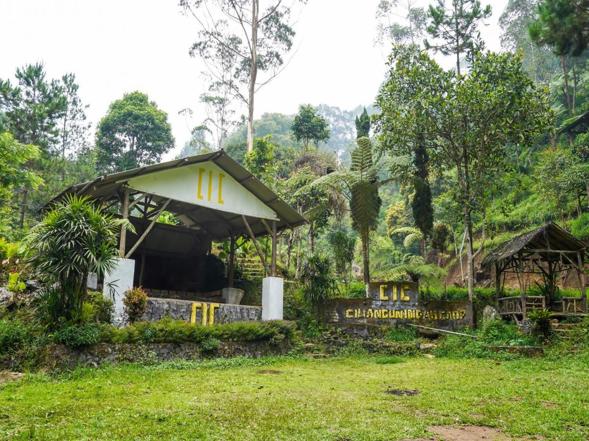 Oyo Homes 90915 Eco Tourism Desa Cihanjuang Rahayu Ciwangun Indah Camp Villas Bongkar Eksteriør billede